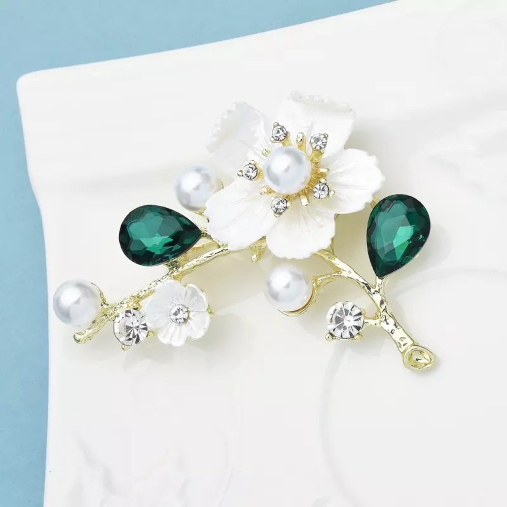 SHELL PEARL FLOWER WITH GREEN LEAVES BROOCH / PIN